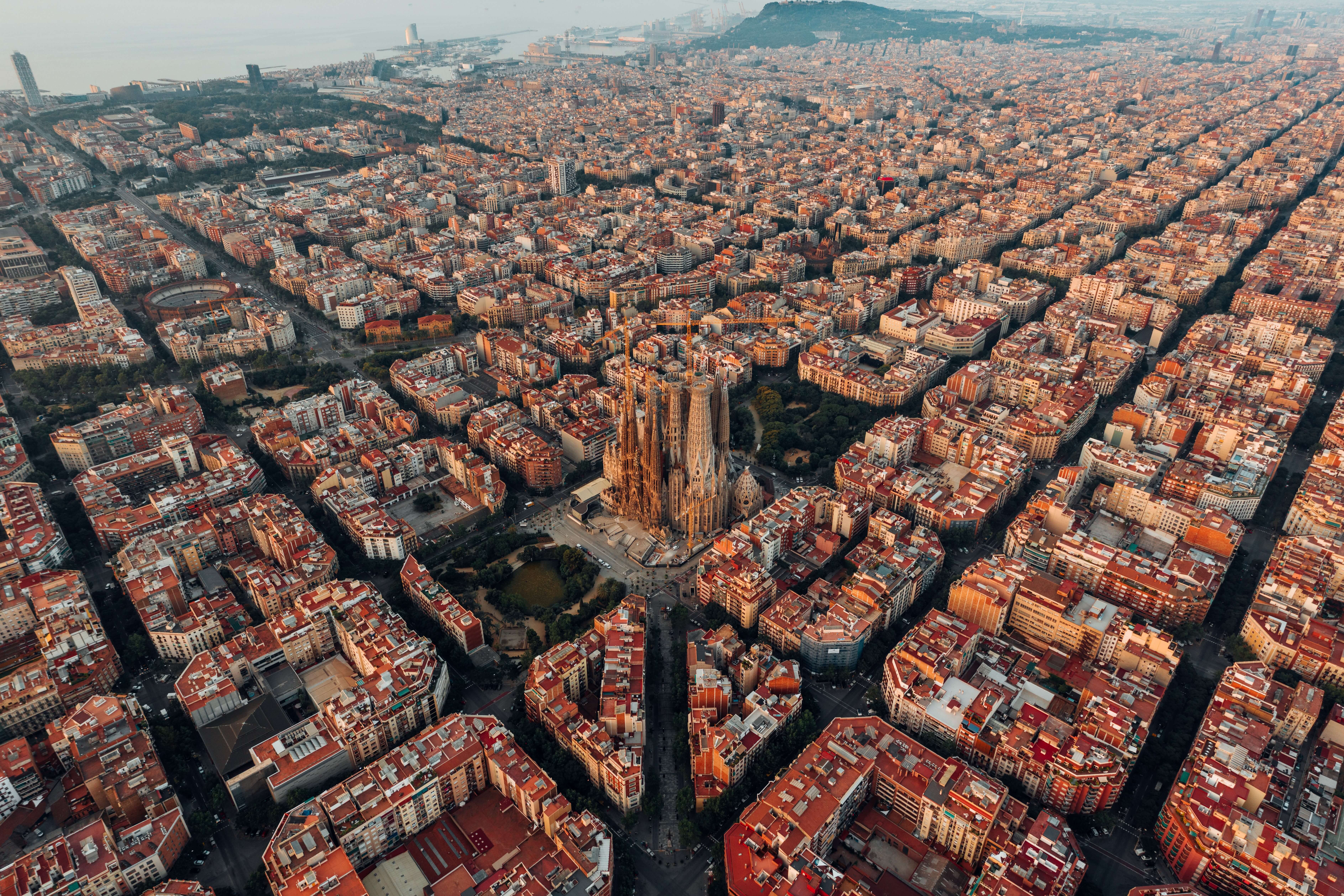 Comprem edificis a Barcelona i Madrid